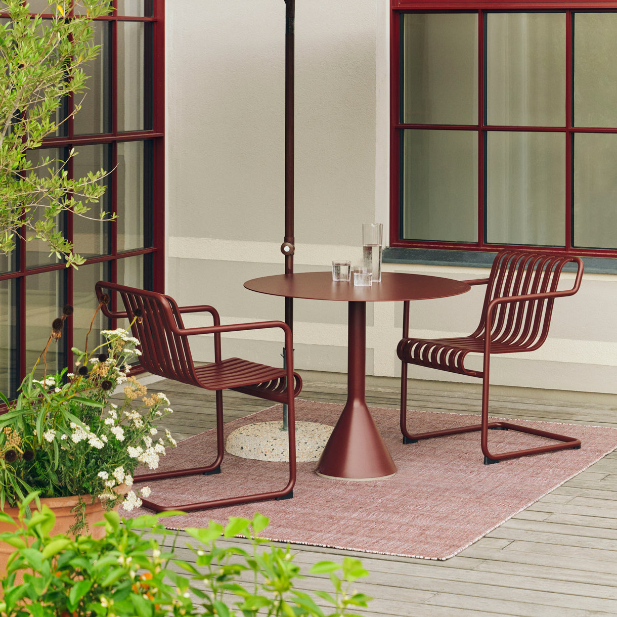 Chaise Palissade Cantilever Dining — ambiance
