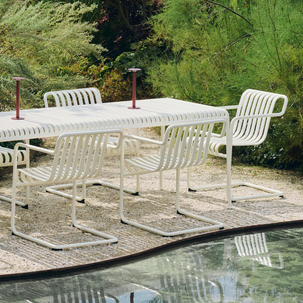 Chaise Palissade Cantilever Dining — ambiance