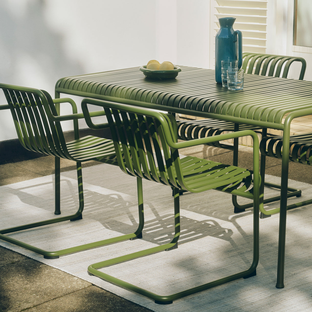 Chaise Palissade Cantilever Dining — ambiance